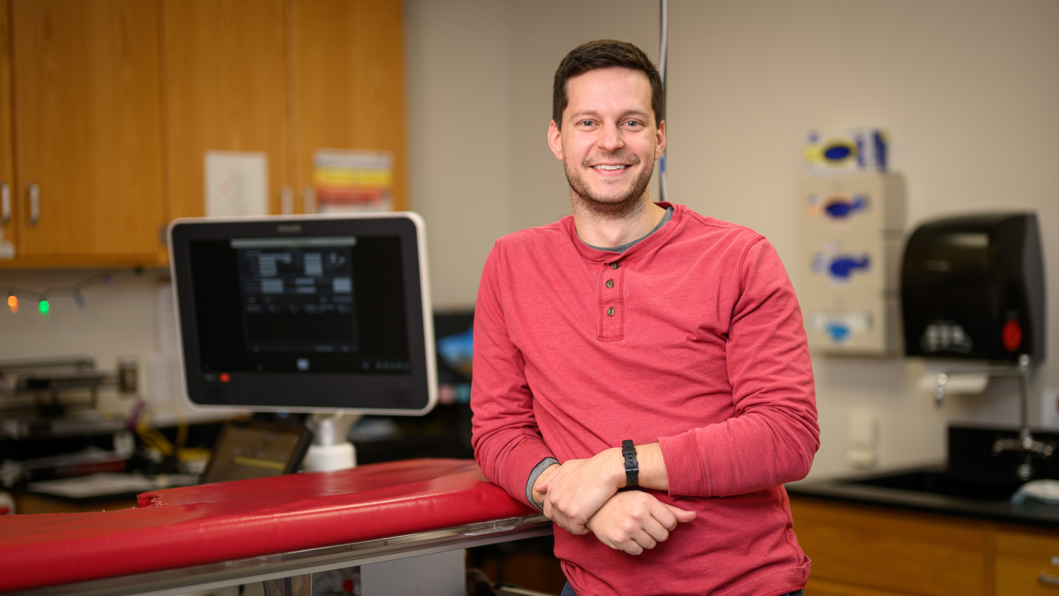 Cardiologist Dr. Leo Ragazzo leans against an exam table in the cardiology service at the NC State College of Veterinary Medicine.